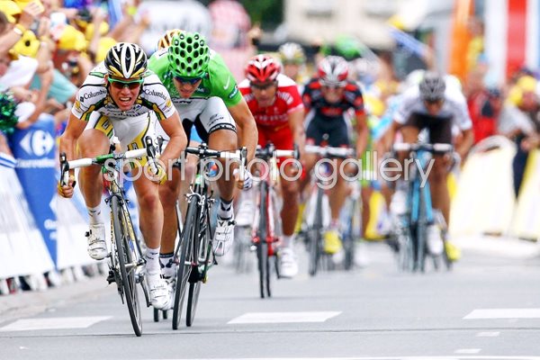 Mark Cavendish sprints to Stage 10 win