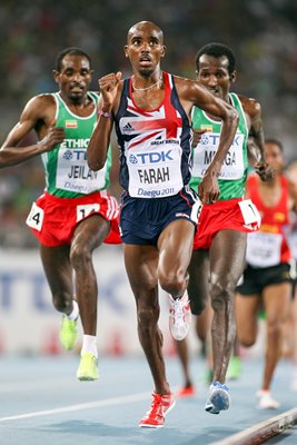 Mo Farah Great Britain leads 10,000m final