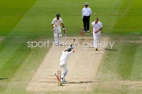 Andrew Flintoff bowls Hauritz Lords - Ashes 2009