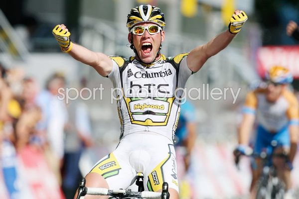 Mark Cavendish celebrates Paris Stage win