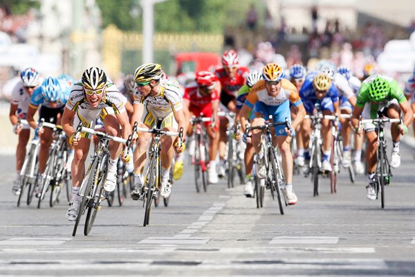 Mark Cavendish crosses line to win in Paris