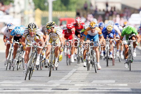 Mark Cavendish crosses line to win in Paris