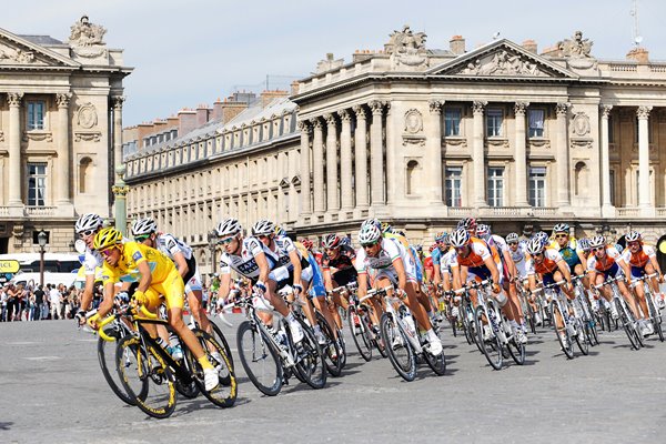 Alberto Contador leads peleton in Paris