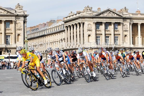 Alberto Contador leads peleton in Paris