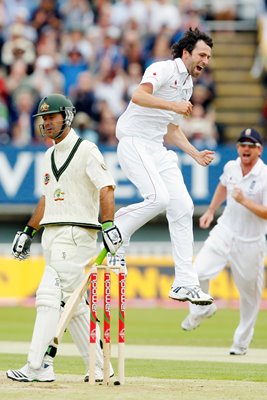 Graham Onions celebrates Ponting wicket - Ashes 2009