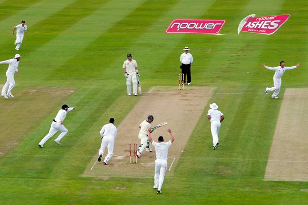 Graeme Swann bowls Ricky Ponting - Ashes 2009