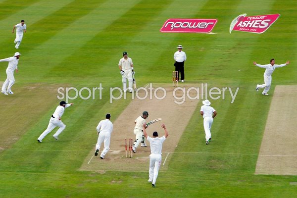 Graeme Swann bowls Ricky Ponting - Ashes 2009