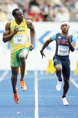 Usain Bolt cruises though to 100m Final