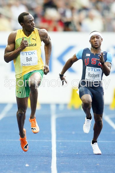 Usain Bolt cruises though to 100m Final