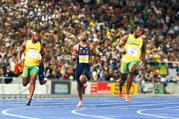 Usain Bolt crosses finish line in Berlin 2009