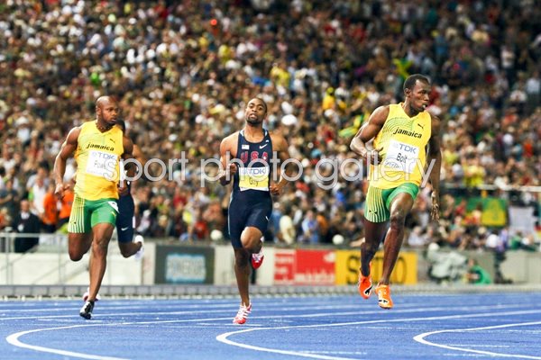 Usain Bolt crosses finish line in Berlin 2009