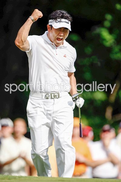 Y. E. Tang celebrates Eagle on 14th