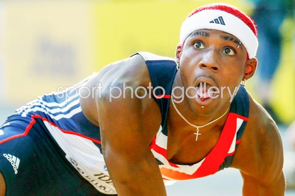 Phillips Idowu checks distance in Berlin 2009