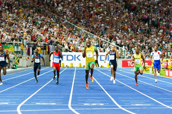 Usain Bolt drives for home in 200m Final