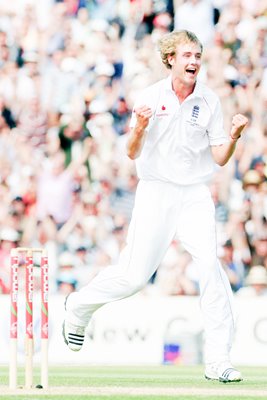 Stuart Broad celebrates Watson wicket