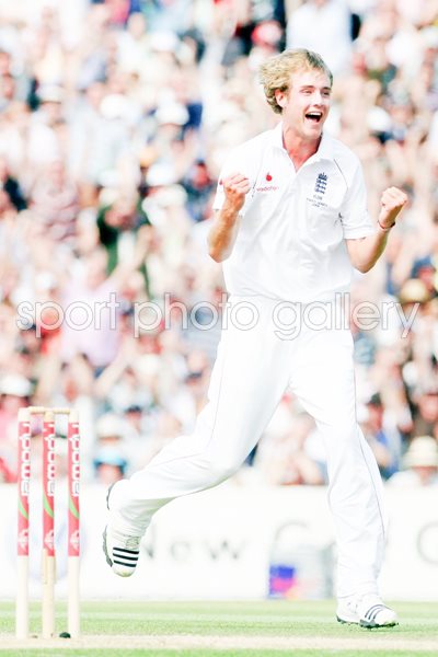Stuart Broad celebrates Watson wicket