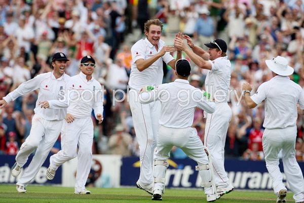 Stuart Broad and England celebrate