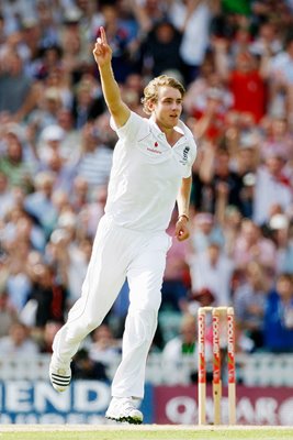 Stuart Broad bowls Haddin for 5th wicket