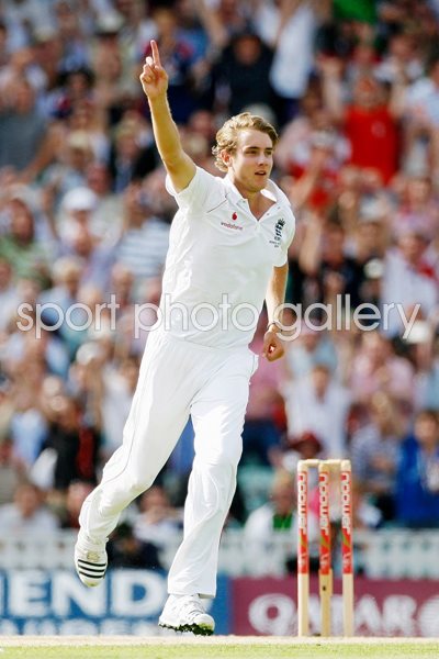 Stuart Broad bowls Haddin for 5th wicket