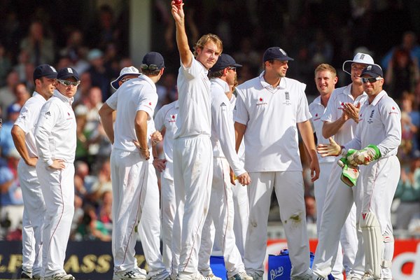 Stuart Broad acknowledges Oval crowd