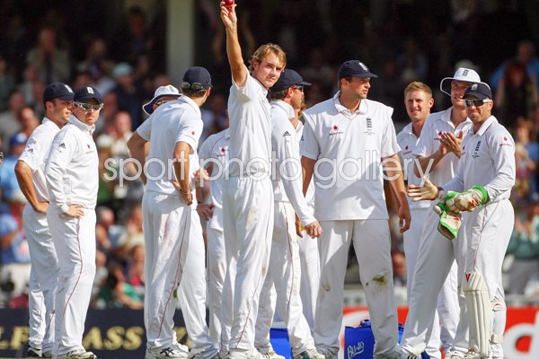 Stuart Broad acknowledges Oval crowd