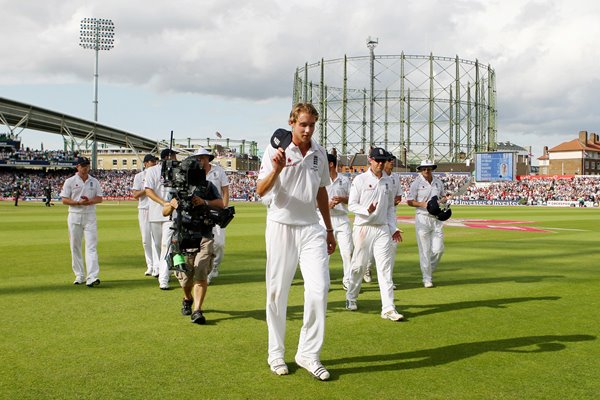 Crowd salute new Ashes hero Stuart Broad