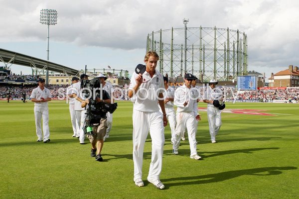 Crowd salute new Ashes hero Stuart Broad
