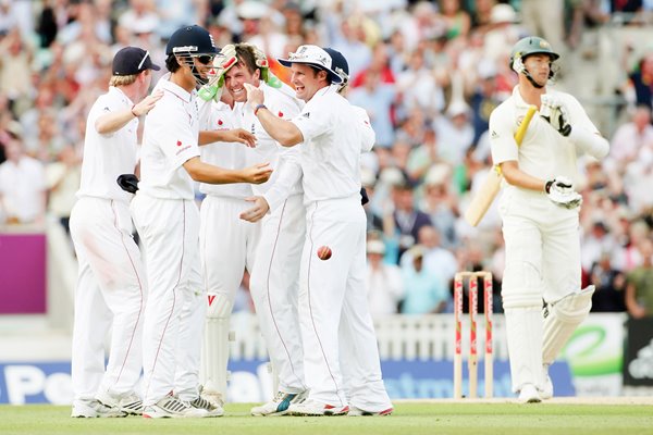 England & Graeme Swann celebrate 