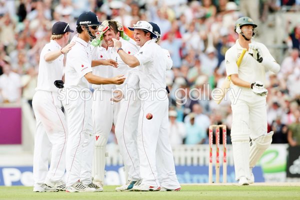 England & Graeme Swann celebrate