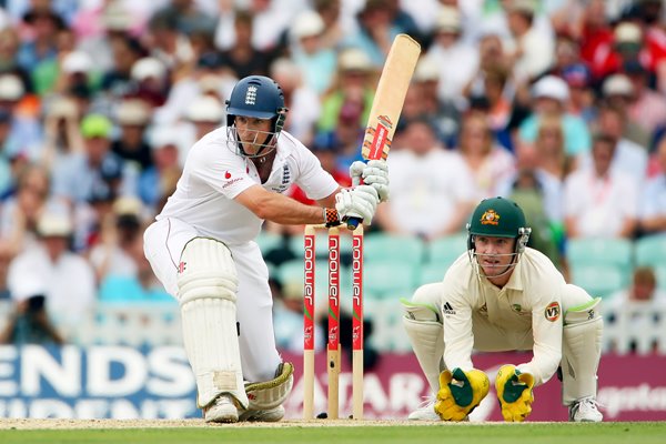 Strauss watched by Haddin - Oval 2009