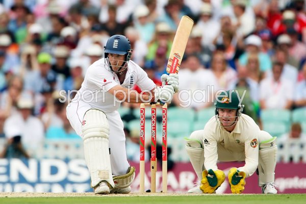 Strauss watched by Haddin - Oval 2009