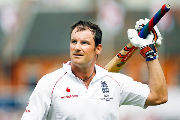 Andrew Strauss salutes crowd applause - Oval 2009