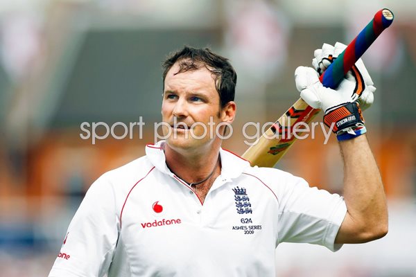 Andrew Strauss salutes crowd applause - Oval 2009