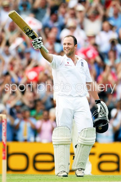 Jonathan Trott salutes Oval crowd after 100