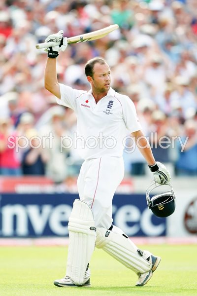 Jonathan Trott salutes Oval crowd after 119