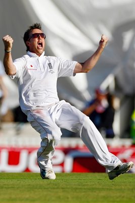 Graeme Swann celebrates Winning Wicket