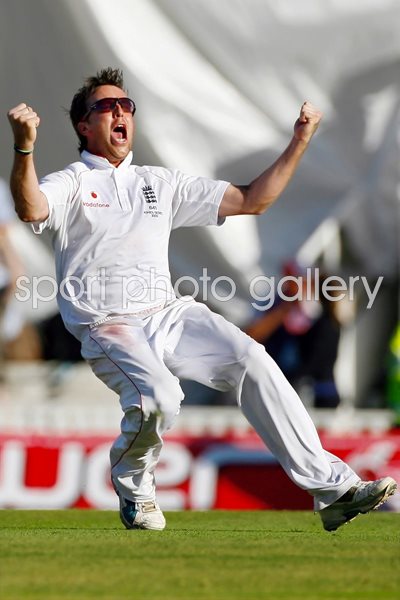 Graeme Swann celebrates Winning Wicket