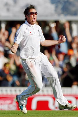 Graeme Swann celebrates Ashes-winning wicket