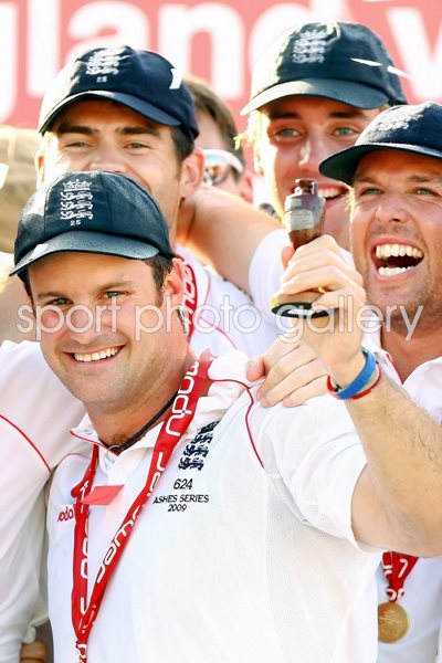 Andrew Strauss & England celebrate Ashes win