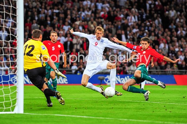 Peter Crouch scores England v Belarus 2009