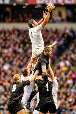 Simon Shaw wins lineout ball for England 2009