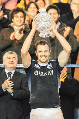 Al Killock lifts trophy after Australia win