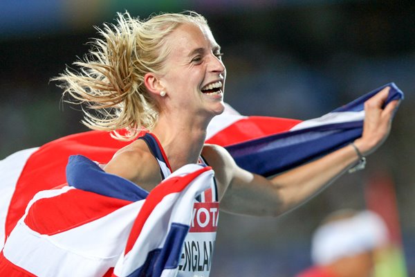 Hannah England celebrates silver - Daegu 2011