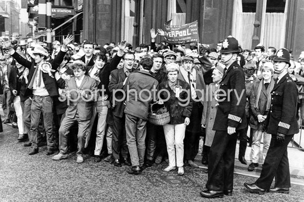 Liverpool Fans on their way to FA Cup final 