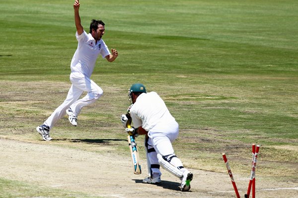 Graham Onions bowls Graeme Smith at Centurion