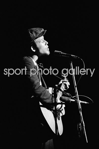 Tom Waits Performs Live