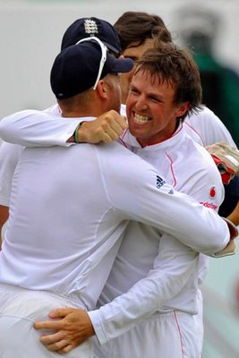 Graeme Swann celebrates in Durban 2009