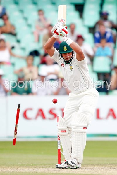Stuart Broad bowls Jacques Kallis - Durban 2009