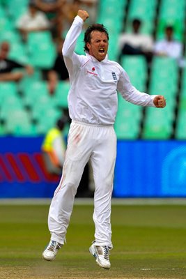 Graeme Swann celebrates in Durban 2009
