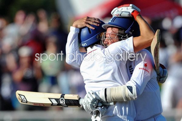 Swann and Onions celebrate in Cape Town